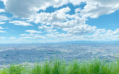 生駒山の展望台からの写真です。雲が夏らしい。