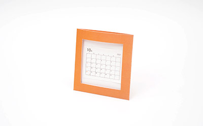 オフィスや受付カウンターに置きやすいシンプルなミニカレンダーです。