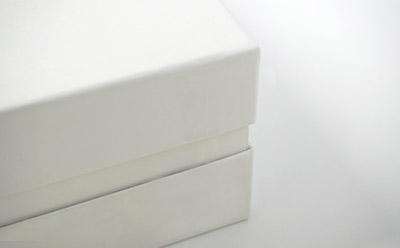 印籠式の貼箱はアクセサリーや時計など、高級品を入れるのに適している箱です。