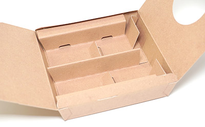 中の商品を保護するために箱の中にゲスを使用しています。